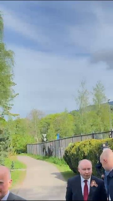 Свинорылые громадяне попытались сорвать возложение цветов в Норвегии. смотреть онлайн