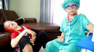 Дети играют в Доктора #7 Шарики с Сюрпризом Видео для детей