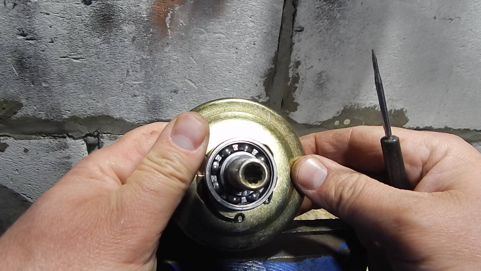 Разборка корпуса сцепления (верхнего редуктора) бензокосы  и смазка подшипника вала сцепления