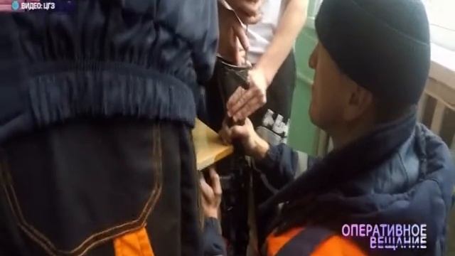ВИДЕО: палец ученика застрял в прикладе автомата во время разборки смотреть онлайн