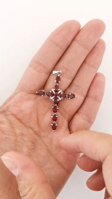 Крестик с натуральными гранатами!