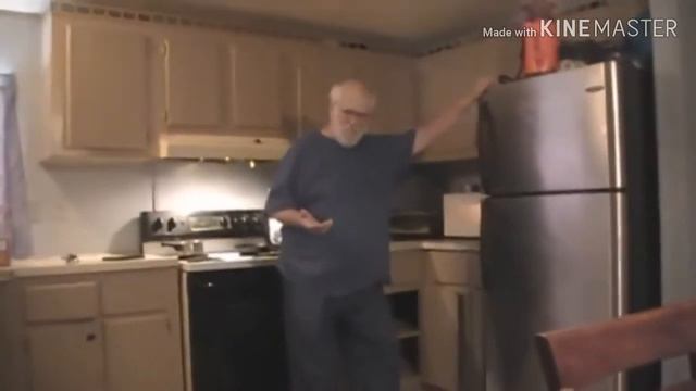 Злой дед ест хот дог из помойки шок внимание может быт? смотреть онлайн