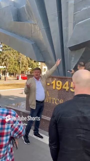 Возведенный мемориал и техника крепления