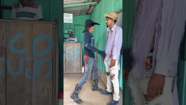 O Homem Violento Estava Sendo Espancado Por Um Homem E Chorando Pedindo Ajuda