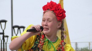 Девушка поёт песню, песня: Птица счастья