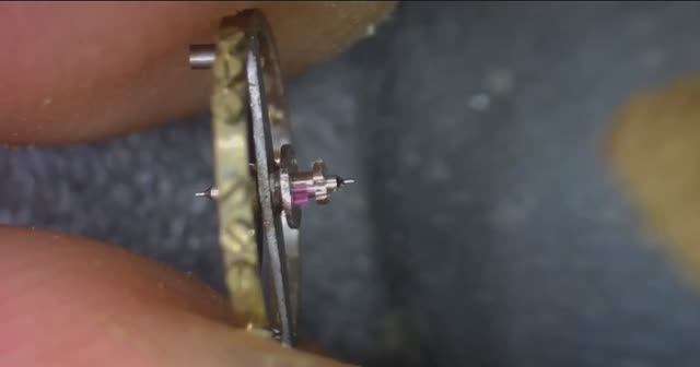 Финишная полировка оси баланса бузиной палочкой