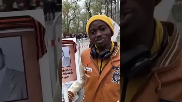 Во Владивостоке африканский участник "Бессмертного полка" шел с портретом деда, который взял Берлин. смотреть онлайн