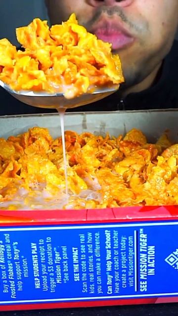 МУКБАНГ: КУКУРУЗНЫЕ ХЛОПЬЯ С МОЛОКОМ И КЛУБНИКОЙ смотреть онлайн