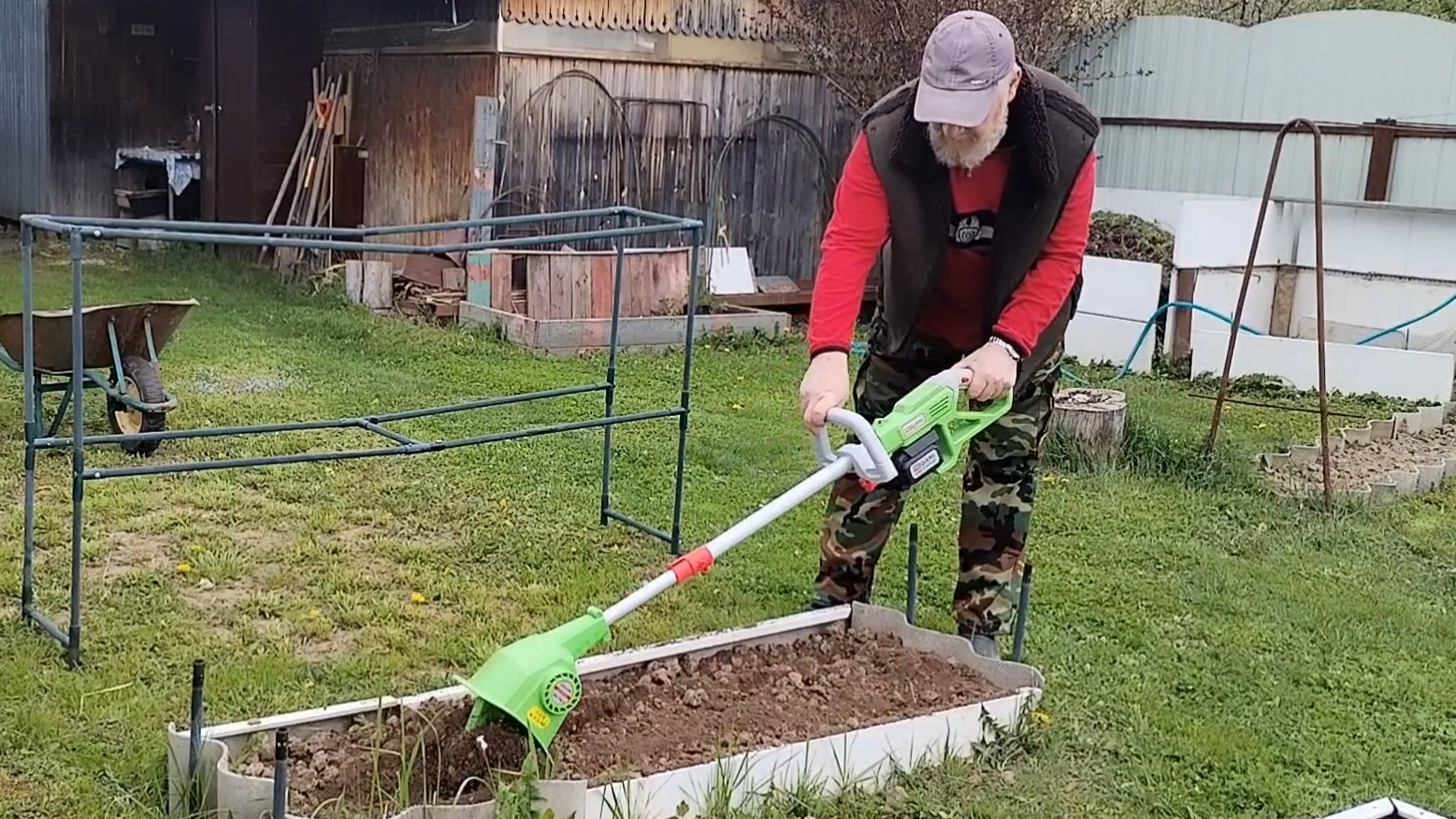 В нашем саду пополнение. Стрижем газон, мульчируем, короче - весенние хлопоты))) смотреть онлайн