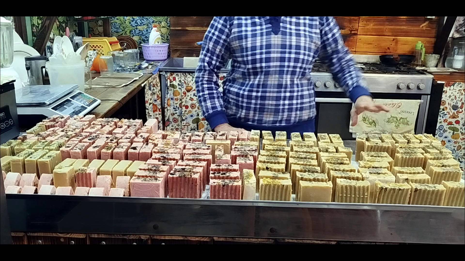 ВАЛЯ КОЗ ПРИВЕЗЛА ЯРКИ БАЛУЮТСЯ А Я ВСЯ В МЫЛЕ🪻🌼🌷 смотреть онлайн