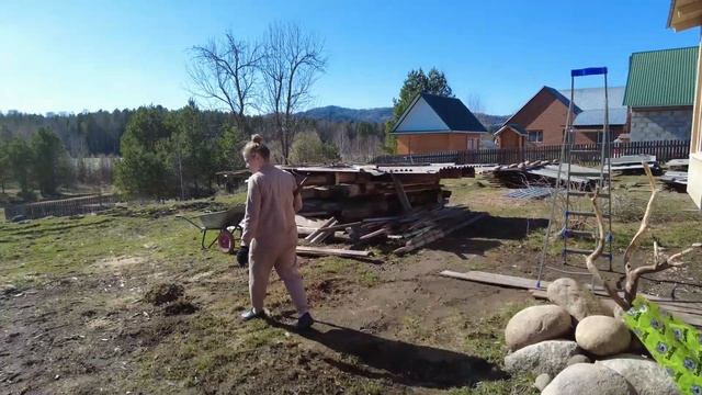 Собираем камни, красим веранду. Жизнь в деревне после переезда. смотреть онлайн