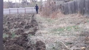 Самодельная лебёдка для вспашки огорода.