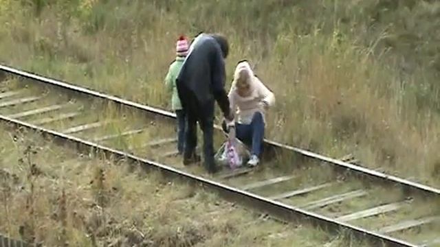 Вот это родители!!!пьяные идут домой.прикол.flv смотреть онлайн