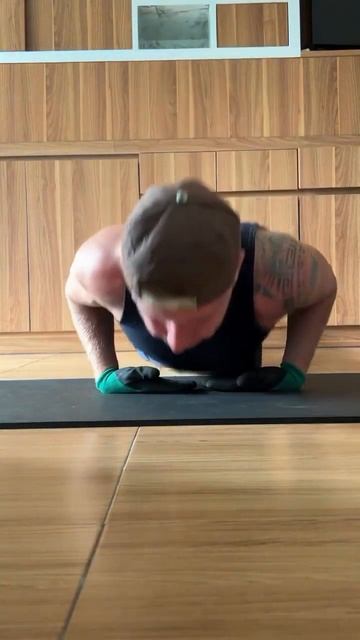 Хочешь гулять, кайфовать и быть другом для всех? смотреть онлайн