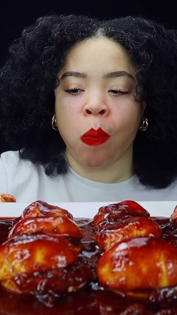 МУКБАНГ: ФАРШИРОВАННЫЕ ЯЙЦА В ОСТРОМ СОУСЕ смотреть онлайн