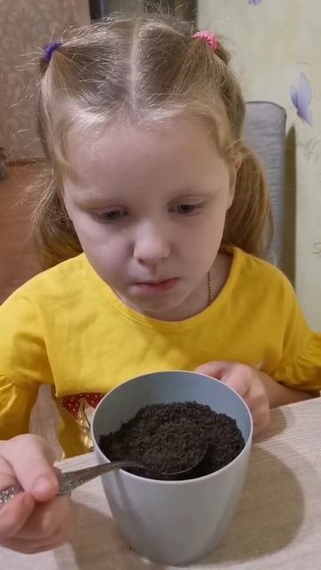 Ребёнок ест Землю! Хэллоуин 🎃 смотреть онлайн