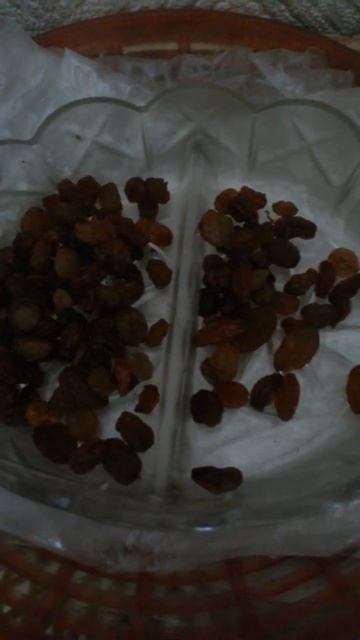 Изюм коричневого цвета на прозрачном двухраздельном ? смотреть онлайн