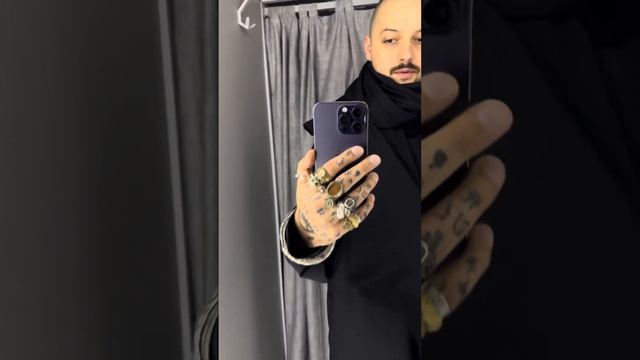 Черное шерстяное платье и шарф