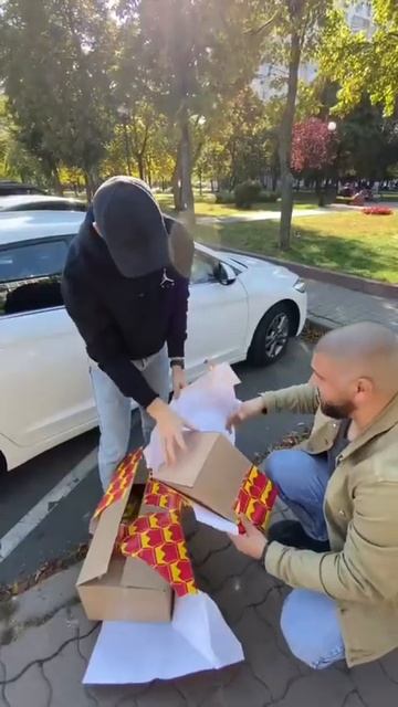Порадовал пацанов! 😎 #подарок #пранк #прикол смотреть онлайн