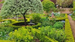 САДЫ БРИТАНИИ. САД ВЕСЕННИХ ШЕПОТОВ В ЗАГОРОДНОМ ПОМЕСТЬЕ   Old Manor House