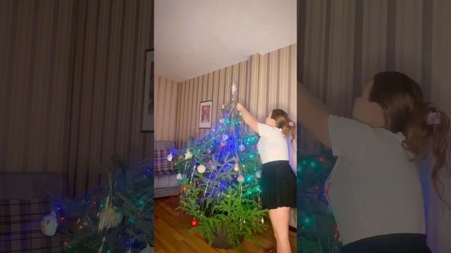 Нарядили ёлку 🥰🎄 А у вас уже есть праздничное настро