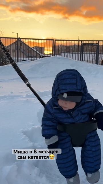 Сынок качается на качели. Закат😍 смотреть онлайн