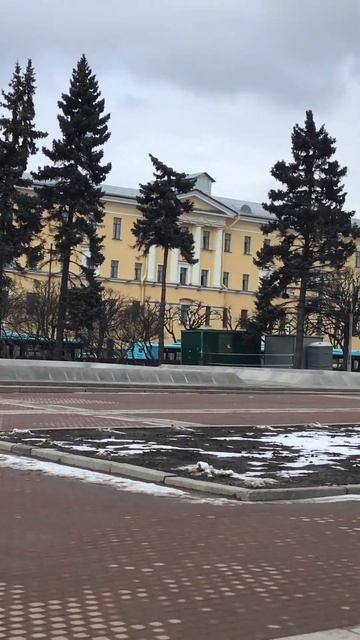 Санкт-Петербург. 23.03.2025. Литейный мост, вид с площади Ле смотреть онлайн