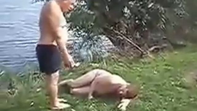Пьяный мужик смешно поднимает своего друга смотреть онлайн