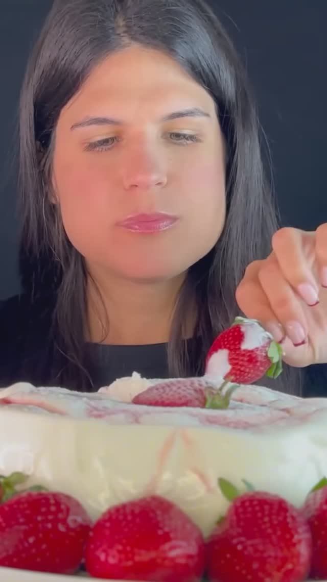 МУКБАНГ: КЛУБНИЧНЫЙ ВОЗДУШНЫЙ ТОРТ смотреть онлайн