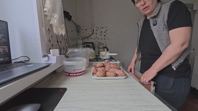 Теперь обратно не впихнешь. Хлопочу на кухне смотреть онлайн