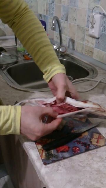 Вскрываю красную рыбу, есть ли там икра. смотреть онлайн
