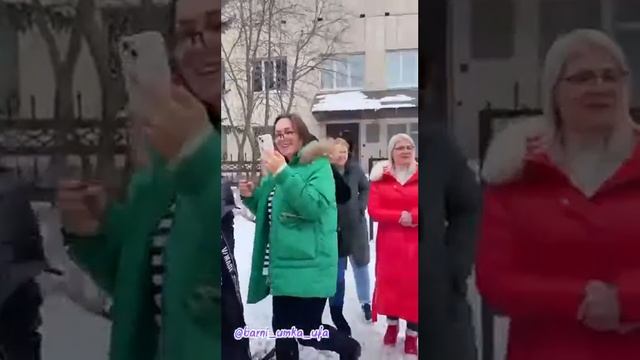 поздравление для очаровашки Азалии от галантного Бар? смотреть онлайн