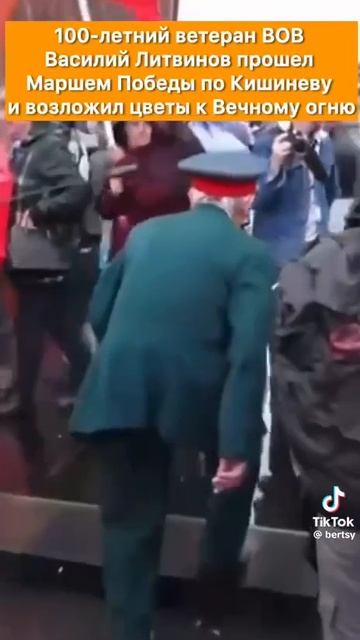 ⚡️ Мощное видео.

100 летний ветеран идёт возложить цветы к вечному огню в Кишинёве‼️
