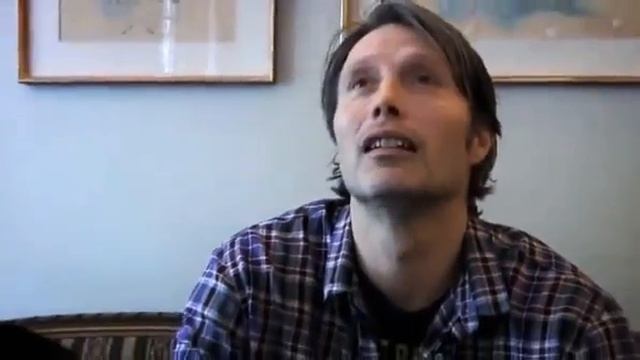 мадс миккельсен пытается говорить на русском и французском смотреть онлайн