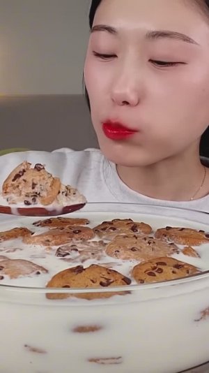 МУКБАНГ: ОВСЯНЫЕ ПЕЧЕНЬКИ С МОЛОКОМ