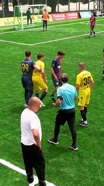 Когда на поле встретились два борца #llfalmaty #football #shorts смотреть онлайн