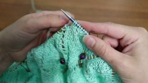 3 петли вместе лицевой с центральной петлей посередине, не теряя петлю.