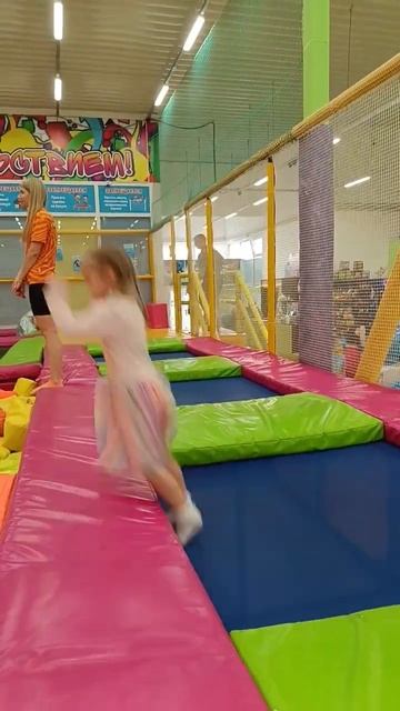 #прыжок #батуты #батутныйцентр #folowme #folow #shortsvideo #праздн смотреть онлайн