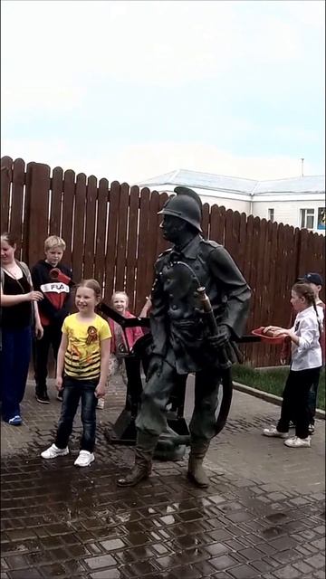 Владимир / ПАМЯТНИК ПОЖАРНОМУ... #Shorts