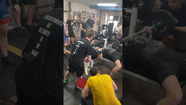 соревнования по жиму.