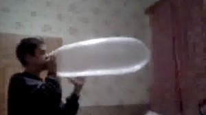 Надувание презерватива.