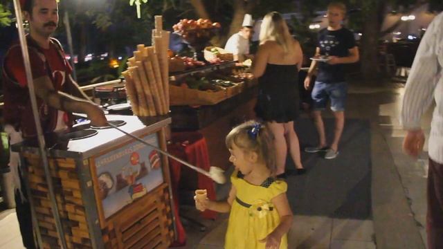 Шоу фокусы мороженного Веселый мороженщик в Турции турецкое шоу мороженного трюки с мороженным влог смотреть онлайн