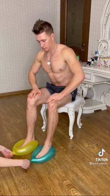 Когда порвались последние носки, но есть выход, шарики смотреть онлайн