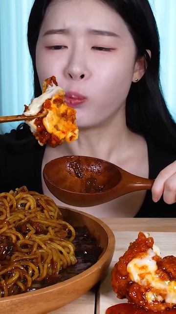 МУКБАНГ: КОРЕЙСКАЯ ЧЕРНАЯ ЛАПША смотреть онлайн