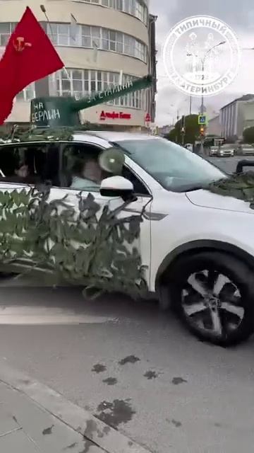 Что думаете о таком украшении машины к празднику? смотреть онлайн