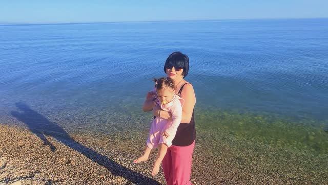 Гудаута по камням, как корова на льду 🤣 медузы, закаты 🌅 смотреть онлайн