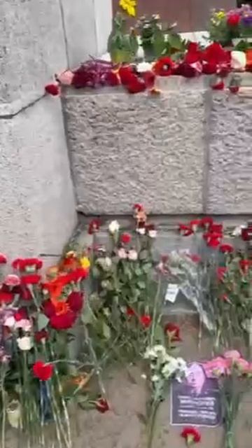 В Берлине к памятнику воинам Советской Армии принесли фотографию деда Зеленского смотреть онлайн