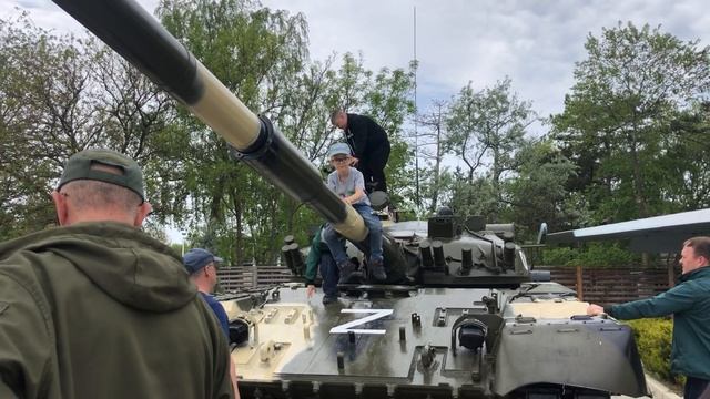 Празднуем 9 Мая в Анапе. Сквер военной техники. смотреть онлайн