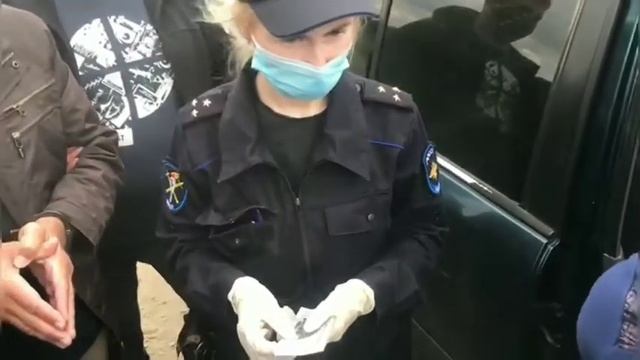 Полицейские задержали подозреваемых в мошенничестве с подменой денег на шуточные банкноты смотреть онлайн