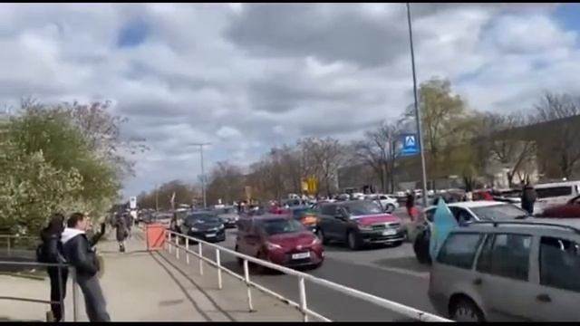 Более 5 000 машин только в одной акции в поддержку Росси? смотреть онлайн